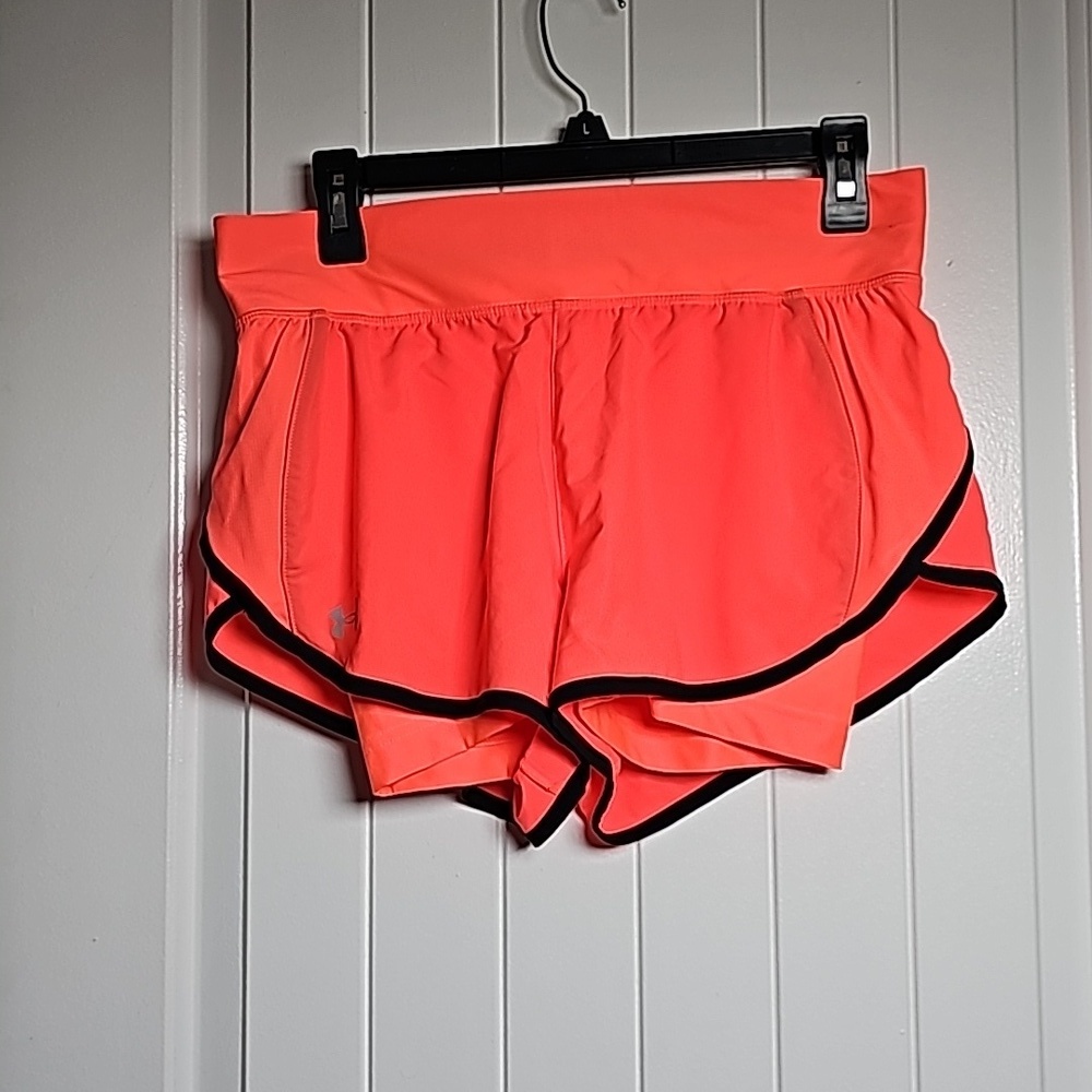 NWT Under Armour M fitted heat gear shorts, hot pink